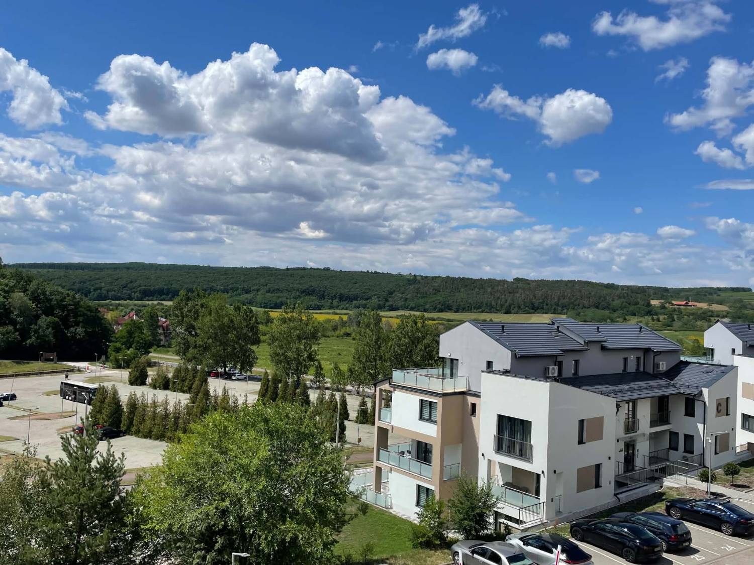 Panorámás kilátás Egerszalók zöld dombjaira az apartmanból